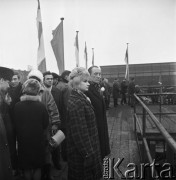 3.02.1968, Gdańsk, Polska.
Wodowanie trawlera przetwórczego - załoga oraz zaproszeni na uroczystość goście. 
Fot. Jarosław Tarań, zbiory Ośrodka KARTA


