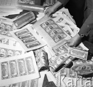 21.08.1968, Warszawa, Polska.
Fałszywe dolary przechwycone przez Komendę Miejską Milicji Obywatelskiej.
Fot. Jarosław Tarań, zbiory Ośrodka KARTA

