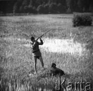 15.08.1968, Polska.
Polowanie na kaczki - myśliwy strzela do kaczek.
Fot. Jarosław Tarań, zbiory Ośrodka KARTA

