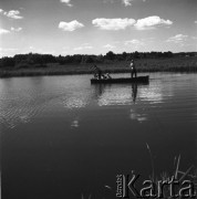 15.08.1968, Polska.
Polowanie na kaczki - widok na łódź na mokradłach.
Fot. Jarosław Tarań, zbiory Ośrodka KARTA