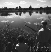 15.08.1968, Polska.
Polowanie na kaczki - myśliwy z synem obserwują ptaki.
Fot. Jarosław Tarań, zbiory Ośrodka KARTA

