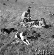 15.08.1968, Polska.
Myśliwi z psami podczas pikniku zorganizowanego po polowaniu na kaczki.
Fot. Jarosław Tarań, zbiory Ośrodka KARTA

