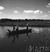 15.08.1968, Polska.
Polowanie na kaczki - widok na mokradła i łódź.
Fot. Jarosław Tarań, zbiory Ośrodka KARTA

