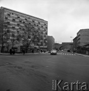 Listopad 1968, Warszawa, Polska.
Samochody zbliżające się do skrzyżowania ulic Dobrej i Solec, na drugim planie wiadukt i przejeżdżający pociąg. 
Fot. Jarosław Tarań, zbiory Ośrodka KARTA