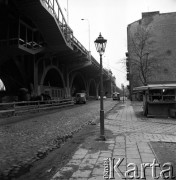 Listopad 1968, Warszawa, Polska.
Gazowe latarnie usytuowane przy drodze pod Mostem Poniatowskiego, na dalszym planie - sklep z owocami, przejeżdzające samochody.
Fot. Jarosław Tarań, zbiory Ośrodka KARTA