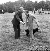 Wrzesień 1968, Warszawa, Polska.
Tresura psów na Polu Mokotowskim - instruktor udziela fachowych wskazówek dotyczących prawidlowego ułożenia pudla.
Fot. Jarosław Tarań, zbiory Ośrodka KARTA
