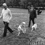 Wrzesień 1968, Warszawa, Polska.
Tresura psów na Polu Mokotowskim - nauka prawidłowego chodzenia na smyczy.
Fot. Jarosław Tarań, zbiory Ośrodka KARTA