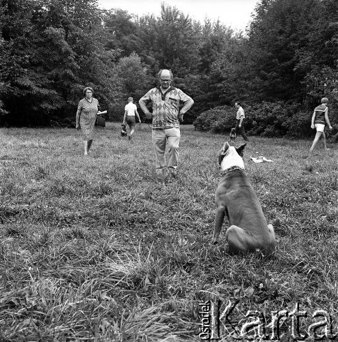 Wrzesień 1968, Warszawa, Polska.
Tresura psów na Polu Mokotowskim - mężczyzna wydaje komendy swojemu bokserowi.
Fot. Jarosław Tarań, zbiory Ośrodka KARTA