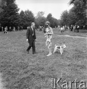 Wrzesień 1968, Warszawa, Polska.
Tresura psów na Polu Mokotowskim - instruktor udziela właścicielce białego teriera fachowych wskazówek dotyczących tresury psa. 
Fot. Jarosław Tarań, zbiory Ośrodka KARTA