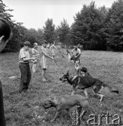 Wrzesień 1968, Warszawa, Polska.
Tresura psów na Polu Mokotowskim - właściciele zwierząt wydają komendy swoim psom.
Fot. Jarosław Tarań, zbiory Ośrodka KARTA