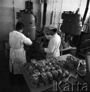 Wrzesień 1968, Warszawa, Polska.
Proces zamykania puszek z mięsem w Zakładach Mięsnych „Żerań” - pracownicy w białych fartuchach.
Fot. Jarosław Tarań, zbiory Ośrodka KARTA