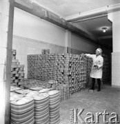 Wrzesień 1968, Warszawa, Polska.
Magazyn w Zakładach Mięsnych „Żerań” - pracownica układa konserwy.
Fot. Jarosław Tarań, zbiory Ośrodka KARTA