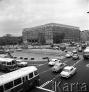 Październik 1968, Warszawa, Polska.
Samochody i autobusy przejeżdzające przez skrzyżowanie ulic: Nowy Świat i Aleje Jerozolimskie, na drugim planie siedziba Komitetu Centralnego Polskiej Zjednoczonej Partii Robotniczej. 
Fot. Jarosław Tarań, zbiory Ośrodka KARTA