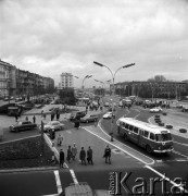 Październik 1968, Warszawa, Polska.
Zbieg dwóch ulic: Nowy Świat i Aleje Jerozolimskie -  przechodnie, przejeżdżające samochody, autobusy, na dalszym planie Muzeum Narodowe i Most Poniatowskiego.
Fot. Jarosław Tarań, zbiory Ośrodka KARTA