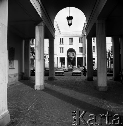 Październik 1968, Warszawa, Polska.
Ulica Kubusia Puchatka - widok na zabudowania, samochody.
Fot. Jarosław Tarań, zbiory Ośrodka KARTA