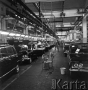 Wrzesień 1968,  Warszawa - Żerań, Polska.
Hala produkcyjna w Fabryce Samochodów Osobowych - dwie kolumny samochodów marki Polski Fiat 125 p, na drugim planie - tabliczka z napisem: 