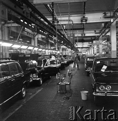 Wrzesień 1968,  Warszawa - Żerań, Polska.
Hala produkcyjna w Fabryce Samochodów Osobowych - dwie kolumny samochodów marki Polski Fiat 125 p, na drugim planie - tabliczka z napisem: 