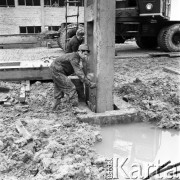 23.08.1968, Bzie Zameckie k./Jastrzębia-Zdroju, woj. katowickie, Polska
Budowa Fabryki Domów - zakładu produkującego płyty oraz elementy przestrzenne wykorzystywane przy budowie nowoczesnych bloków mieszkalnych. Robotnicy podczas pracy. 
Fot. Jarosław Tarań, zbiory Ośrodka KARTA