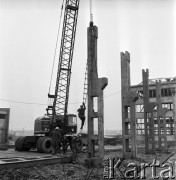 23.08.1968, Bzie Zameckie k./Jastrzębia-Zdroju, woj. katowickie, Polska
Budowa Fabryki Domów - zakładu produkującego płyty oraz elementy przestrzenne nowoczesnych bloków mieszkalnych. Stawianie, przy użyciu dźwigu, pionowych elementów konstrukcyjnych budynku. 
Fot. Jarosław Tarań, zbiory Ośrodka KARTA