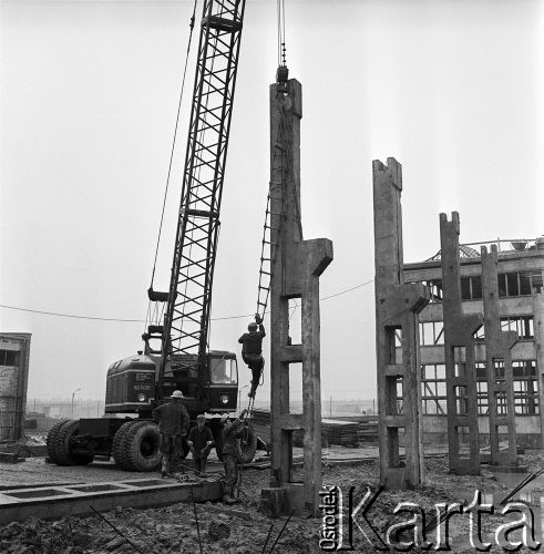 23.08.1968, Bzie Zameckie k./Jastrzębia-Zdroju, woj. katowickie, Polska
Budowa Fabryki Domów - zakładu produkującego płyty oraz elementy przestrzenne nowoczesnych bloków mieszkalnych. Stawianie, przy użyciu dźwigu, pionowych elementów konstrukcyjnych budynku. 
Fot. Jarosław Tarań, zbiory Ośrodka KARTA