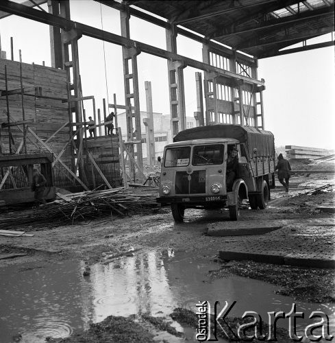 23.08.1968, Bzie Zameckie k./Jastrzębia-Zdroju, woj. katowickie, Polska
Budowa Fabryki Domów - zakładu produkującego płyty oraz elementy przestrzenne wykorzystywane przy budowie nowoczesnych bloków mieszkalnych. Ciężarówka wyjeżdżająca z placu budowy, na dalszym planie - robotnicy na rusztowaniach.
Fot. Jarosław Tarań, zbiory Ośrodka KARTA
