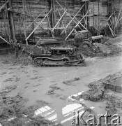 23.08.1968, Bzie Zameckie k./Jastrzębia-Zdroju, woj. katowickie, Polska
Budowa Fabryki Domów - zakładu produkującego płyty oraz elementy przestrzenne wykorzystywane przy budowie nowoczesnych bloków mieszkalnych. Robotnicy obsługują sprzęt zmechanizowany, na drugim planie - rusztowania.
Fot. Jarosław Tarań, zbiory Ośrodka KARTA