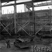 23.08.1968, Bzie Zameckie k./Jastrzębia-Zdroju, woj. katowickie, Polska
Budowa Fabryki Domów - zakładu produkującego płyty oraz elementy przestrzenne wykorzystywane przy budowie nowoczesnych bloków mieszkalnych. Robotnicy przy pracy. 
Fot. Jarosław Tarań, zbiory Ośrodka KARTA