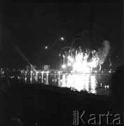 22.06.1968, Warszawa, Polska.
Uroczyste obchody Nocy Świętojańskiej - wianki na Wiśle, w oddali widoczny jest spektakularny pokaz sztucznych ogni.
Fot. Jarosław Tarań, zbiory Ośrodka KARTA