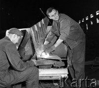 9.09.1968, Warszawa, Polska.
Plener w Hucie Warszawa - artyści spawają poszczególne elementy stalowej rzeźby. 
Fot. Jarosław Tarań, zbiory Ośrodka KARTA