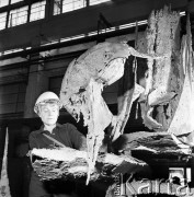 9.09.1968, Warszawa, Polska.
Plener w Hucie Warszawa - artystka pracuje nad eksperymentalną rzeźbą ze stali. 
Fot. Jarosław Tarań, zbiory Ośrodka KARTA