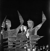 9.09.1968, Warszawa, Polska.
Plener w Hucie Warszawa - artysta wykańcza rzeźbę ze stali. 
Fot. Jarosław Tarań, zbiory Ośrodka KARTA
