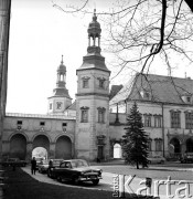 24.04.1968, Kielce, Polska
Samochody zaparkowane przed Pałacem Biskupów Krakowskich (XVIIw.). 
Fot. Jarosław Tarań, zbiory Ośrodka KARTA