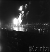 22.06.1968, Warszawa, Polska.
Uroczyste obchody Nocy Świętojańskiej - pokaz sztucznych ogni, wianki na Wiśle. Widoczne są również tory kolejowe oraz łodzie na rzece.
Fot. Jarosław Tarań, zbiory Ośrodka KARTA