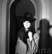 Jesień 1968, Warszawa, Polska.
Moda Polska, kolekcja jesienna - modelka w futrzanym kapeluszu i w płaszczu wykończonym futrzanym kołnierzem.
Fot. Jarosław Tarań, zbiory Ośrodka KARTA