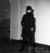 Jesień 1968, Warszawa, Polska.
Moda Polska, kolekcja jesienna - modelka w czarnej kurtce, spódnicy typu mini, w butach z wysokimi cholewami oraz w czarnym kapeluszu.
Fot. Jarosław Tarań, zbiory Ośrodka KARTA