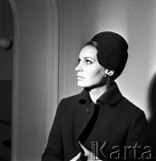Jesień 1968, Warszawa, Polska.
Moda Polska, kolekcja jesienna - modelka w czarnym kapeluszu oraz w ciemnym płaszczu o prostym fasonie.
Fot. Jarosław Tarań, zbiory Ośrodka KARTA