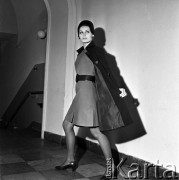 Jesień 1968, Warszawa, Polska.
Moda Polska, kolekcja jesienna - modelka w sukience z szerokim paskiem, ciemnym płaszczu i czarnym kapeluszu.
Fot. Jarosław Tarań, zbiory Ośrodka KARTA