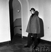 Jesień 1968, Warszawa, Polska.
Moda Polska, kolekcja jesienna - model w szarym płaszczu do kolan, czarnym golfie i w kapeluszu.
Fot. Jarosław Tarań, zbiory Ośrodka KARTA