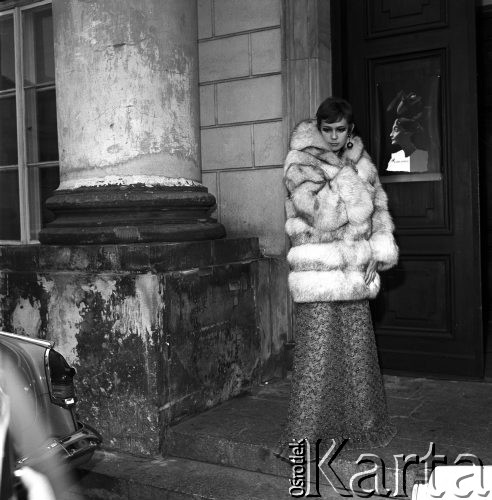 Jesień 1968, Warszawa, Polska.
Moda Polska, kolekcja jesienna - modelka w jasnym futrze oraz w długiej, wzorzystej sukni zakończonej falbanką.
Fot. Jarosław Tarań, zbiory Ośrodka KARTA