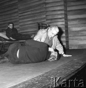 26.02.1968, Kraków, Polska.
Spektakl „Akta” w Teatrze Kameralnym. Na scenie aktorzy grający w przedstawieniu, m.in. Leon Pietraszkiewicz.
Fot. Jarosław Tarań, zbiory Ośrodka KARTA