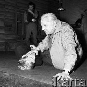 26.02.1968, Kraków, Polska.
Spektakl „Akta” w Teatrze Kameralnym. Na scenie aktorzy grający w przedstawieniu. Leon Pietraszkiewicz sprawdza puls leżącego na deskach bohatera. Na drugim planie bohater z zabandażowaną ręką.
Fot. Jarosław Tarań, zbiory Ośrodka KARTA