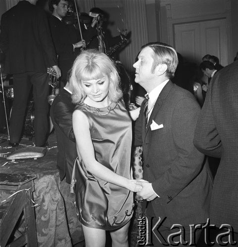 1.01.1968, Warszawa, Polska.
Bal WAG. Aktorka Iga Cembrzyńska podczas tańca. Orkiestra na drugim planie.
Fot. Jarosław Tarań, zbiory Ośrodka KARTA