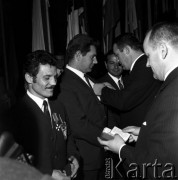 Listopad 1968, Warszawa, Polska.
Uroczyste wręczenie odznaczeń przyznanych przez Polski Komitet Olimpijski za olimpiadę w Meksyku. Przewodniczący Polskiego Komitetu Olimpijskiego - Włodzimierz Reczek, wręcza nagrodę Arturowi Olechowi (srebrnemu medaliście w boksie w wadze muszej do 51 kilogramów). Na drugim planie wręczanie odznaczeń innym sportowcom.
Fot. Jarosław Tarań, zbiory Ośrodka KARTA
