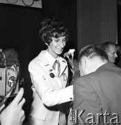 Listopad 1968, Warszawa, Polska.
Uroczyste wręczenie odznaczeń przyznanych przez Polski Komitet Olimpijski za olimpiadę w Meksyku. Lekkoatletka Irena Szewińska (złota medalistka w biegu na 100 metrów i brązowa medalistka w biegu na 200 metrów) przyjmuje gratulacje. 
Fot. Jarosław Tarań, zbiory Ośrodka KARTA
