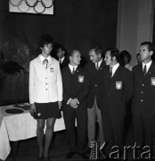 Listopad 1968, Warszawa, Polska.
Uroczyste wręczenie odznaczeń przyznanych przez Polski Komitet Olimpijski za olimpiadę w Meksyku. Olimpijczycy: (od lewej): lekkoatletka Irena Szewińska (złota medalistka w biegu na 100 metrów i brązowa medalistka w biegu na 200 metrów), sztangista Waldemar Baszanowski (złoty medal w podnoszeniu ciężarów w wadze do 67,5 kg), szermierz Jerzy Pawłowski (złoty medal w kategorii: szabla indywidualnie), pięściarz Jerzy Kulej (złoty medal w boksie w wadze lekkopółśredniej), NN.
Fot. Jarosław Tarań, zbiory Ośrodka KARTA