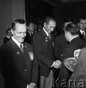 Listopad 1968, Warszawa, Polska.
Uroczyste wręczenie odznaczeń przyznanych przez Polski Komitet Olimpijski za olimpiadę w Meksyku. Szermierz Jerzy Pawłowski (złoty medal w kategorii: szabla indywidualnie) przyjmuje odznaczenie i gratulacje. Obok (na lewo) stoi sztangista Waldemar Baszanowski (złoty medal w podnoszeniu ciężarów w wadze do 67,5 kg).
Fot. Jarosław Tarań, zbiory Ośrodka KARTA