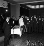 Listopad 1968, Warszawa, Polska.
Uroczyste wręczenie odznaczeń przyznanych przez Polski Komitet Olimpijski za olimpiadę w Meksyku. Olimpijczycy (od lewej): lekkoatletka Irena Szewińska (złota medalistka w biegu na 100 metrów i brązowa medalistka w biegu na 200 metrów), NN, szermierz Jerzy Pawłowski (złoty medal w kategorii: szabla indywidualnie) oraz (w pierwszym rzędzie): sztangista Waldemar Baszanowski (złoty medal w podnoszeniu ciężarów w wadze do 67,5 kg), pięściarz Jerzy Kulej (złoty medal w boksie w wadze lekkopółśredniej), NN i pięściarz Artur Olech (srebrny medal w boksie w wadze muszej do 51 kilogramów), NN. 
Fot. Jarosław Tarań, zbiory Ośrodka KARTA