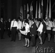 Listopad 1968, Warszawa, Polska.
Uroczyste wręczenie odznaczeń przyznanych przez Polski Komitet Olimpijski za olimpiadę w Meksyku. Sportowcy niosą flagę igrzysk. W drugim rzędzie stoi lekkoatletka Irena Szewińska (złota medalistka w biegu na 100 metrów i brązowa medalistka w biegu na 200 metrów).
Fot. Jarosław Tarań, zbiory Ośrodka KARTA