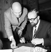 23.12.1968, Polska.
Portret kompozytora i dyrygenta Krzysztofa Pendereckiego - muzyk podpisuje przedstawiony mu dokument. 
Fot. Jarosław Tarań, zbiory Ośrodka KARTA