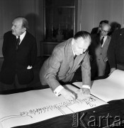 1.06.1968, Jabłonna k/Warszawy, Polska.
Spotkanie artystów w ośrodku konferencyjno-wypoczynkowym Polskiej Akademii Nauk. Grafik, rysownik i karykaturzysta - Zbigniew Lengren szkicuje rysunek.  
Fot. Jarosław Tarań, zbiory Ośrodka KARTA